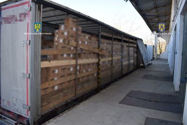 Captură impresionantă de ţigări în judeţul Argeş / Zeci de mii de pachete, găsite într-un camion care venea din Turcia / Trei persoane, audiate într-un dosar de contrabandă