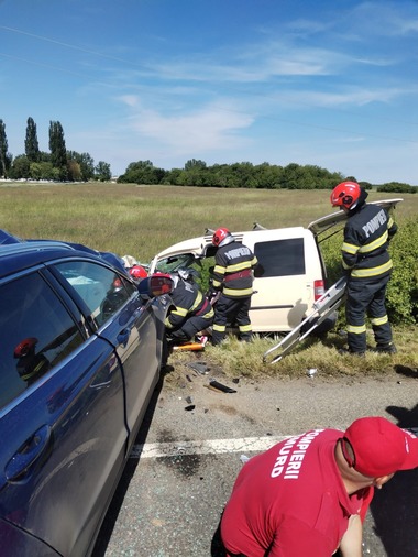 Grav accident de circulaţie în judeţul Bihor – Un bărbat a murit, iar o tânără de 26 de ani a fost rănită / Autorităţile, alertate de un apel de tip ecall realizat de sistemul automat al maşinii