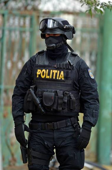 Fost poliţist din Sibiu, reţinut / Este acuzat că ar fi determinat obţinerea a cinci poliţe RCA oferind date nereale pentru a plăti sume mai mici de bani
