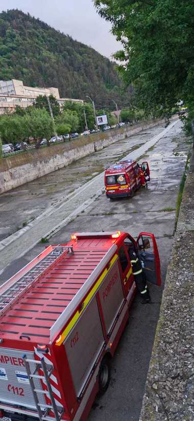 Neamţ: Bărbat rănit, după ce a căzut în râul Cuejdi de la o înălţime de cinci metri / A fost transportat la spital
