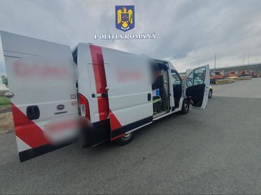 Autoutilitară furată din Italia, depistată pe autostrada A1/ Transporta obiecte de bricolaj profesionale, laptopuri şi un generator de curent - FOTO