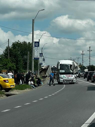 Iaşi - Accident în care au fost implicate un autocamion şi un autocar cu 20 de pasageri, la Leţcani. A fost activat Planul roşu de intervenţie - FOTO