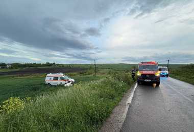Accident în care a fost implicată o ambulanţă, în judeţul Cluj/ Trei membri ai echipajului şi o pacientă primesc îngrijiri medicale - FOTO