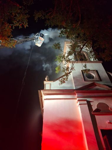Arad: Un fulger a lovit turla unei biserici care apoi a luat foc/ Intervenţie de urgenţă a pompierilor - FOTO