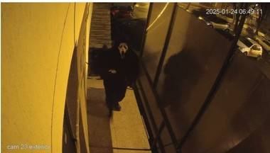 Doi bărbaţi care în luna ianuarie au jefuit o sală de jocuri din Braşov, mascaţi şi ameninţând cu cuţitul, depistaţi pe teritoriul Angliei. Unul dintre ei a fost extrădat, celălalt urmează a ajunge în ţară - VIDEO