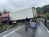 Restricţie de trafic pe drumul european 60, în judeţul Mureş, unde un TIR a derapat. Se circulă alternativ, pe o bandă a şoselei