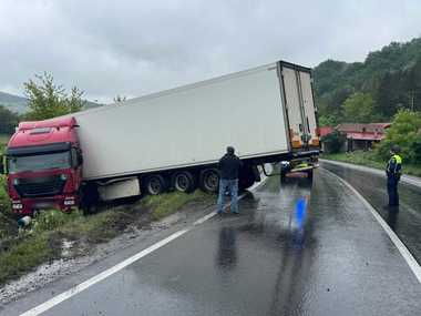 Restricţie de trafic pe drumul european 60, în judeţul Mureş, unde un TIR a derapat. Se circulă alternativ, pe o bandă a şoselei