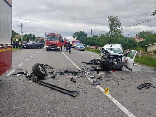 UPDATE - Neamţ: Şapte persoane, între care doi copii, implicate în accidentul rutier produs pe drumul european 85. Trei dintre acestea au avut nevoie de îngrijiri medicale
