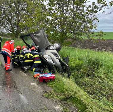 Neamţ: Şofer rănit, după ce s-a răsturnat cu autoturismul într-un şanţ. El are permisul suspendat şi a refuzat să fie testat în privinţa alcoolemiei