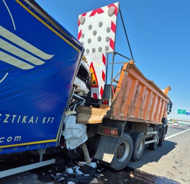 Timiş: Şofer încarcerat, după ce a intrat cu autoutilitara într-un camion încărcat cu pietriş pe autostrada Timişoara- Lugoj/ Se circulă cu restricţii