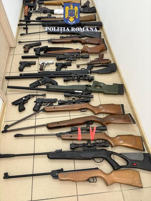 Braşov: 37 de precheziţi la persoane cercetate pentru nerespectarea regimului armelor şi muniţiilor / Au fost găsite arme, muniţie şi obiecte pirotehnice deţinute ilegal