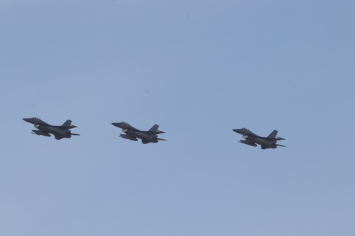 Forţele Aeriene Române, zboruri de antrenament la înălţimi mici, pe întreg teritoriul ţării / Se vor folosi inclusiv aeronave F-16 Fighting Falcon