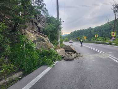 Vâlcea: Trafic rutier afectat pe DN 7 – zona Călineşti, după ce au căzut pietre pe carosabil - FOTO