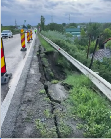 Teren surpat pe DN 2B, în judeţul Brăila / Circulaţia se desfăşoară cu restricţii