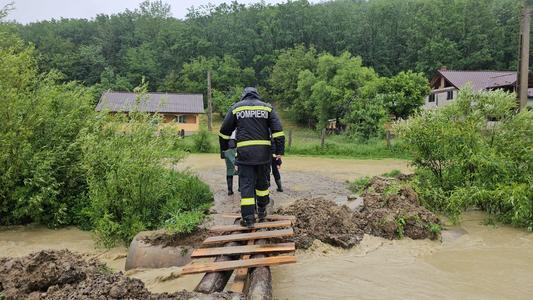 IGSU - 62 de localităţi din 16 judeţe şi municipiul Bucureşti, afectate de precipitaţiile abundente. Zeci de curţi şi locuinţe inundate. 23 de copaci prăbuşiţi / Circulaţia a fost blocată pe cinci drumuri, din cauza apei şi a copacilor căzuţi - FOTO