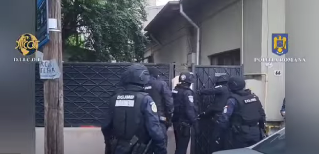 Acţiune de amploare a DIICOT într-un dosar instrumentat în colaborare cu Homeland Security. Sub umbrela unei agenţii de turism, oameni cu probleme penale au intrat ilegal în SUA. Unii dintre români, puşi să fure sau să cerşească - VIDEO