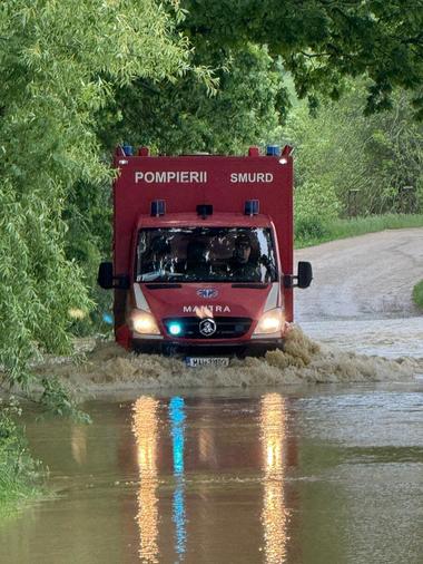 Iaşi: Copil de un an cu vărsături, preluat din satul Mojila de un echipaj de paramedici cu o autospecială a ISU pentru a fi dus la spital/ Alte echipaje medicale nu pot ajunge în zonă din cauză că drumul a fost afectat de ploi