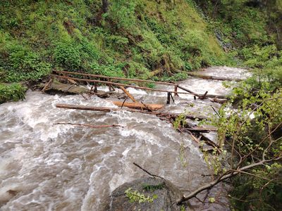 Braşov: Râuri şi pâraie din zona montană au ieşit din matcă, în urma ploilor torenţiale, distrugând podeţe şi căi de acces/ Recomandările Salvamont Braşov – FOTO / VIDEO