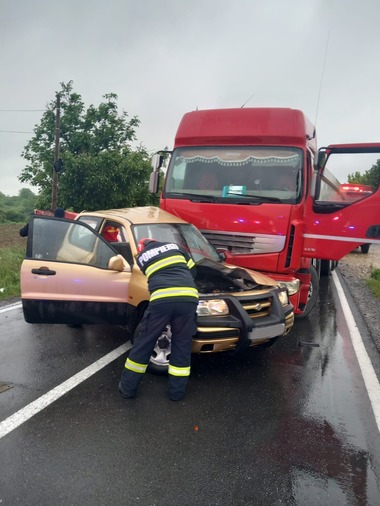 Bihor: Doi răniţi, după ce un autoturism şi un camion s-au ciocnit, pe DN 19E/ Traficul, complet blocat