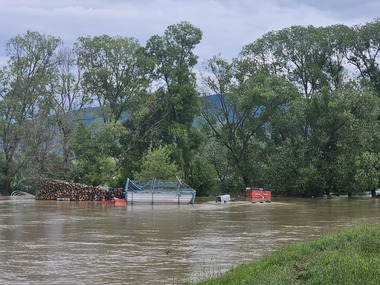 ISU Covasna: Cotele pârâului Zagon sunt în stagnare, dar apa continuă să inunde gospodăriile / 120 de case au fost afectate