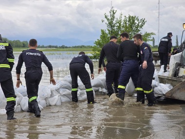 Braşov: Râul Olt a depăşit cota de atenţie, provocând inundaţii în zona Podu Olt / Sute de animale au fost evacuate / Probleme şi la Şona