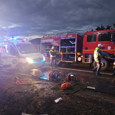 Neamţ: Un tânăr de 19 ani a murit şi două persoane au fost rănite într-un accident rutier / O maşină a intrat într-un vehicul parcat, dar şi într-un stâlp
