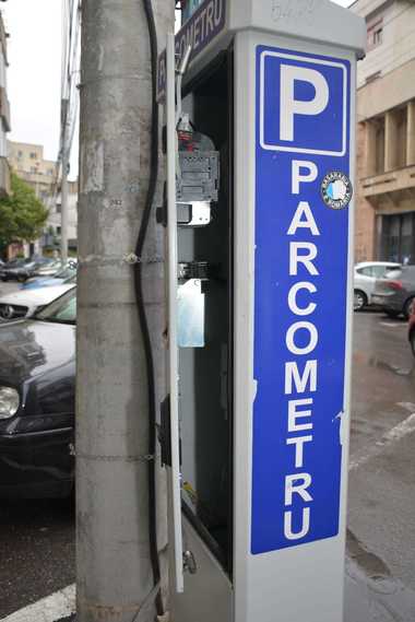 Patru bărbaţi, cercetaţi pentru furtul casetelor cu bani din parcometre din Ploieşti. Unul dintre suspecţi, prins în flagrant