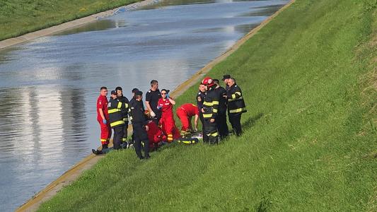 UPDATE - O fată de 15 ani s-a împiedicat şi a căzut în râul Bahlui, în zona Facultăţii Politehnice din Iaşi / Un tânăr de 25 de ani şi un bărbat de 62 de ani au sărit să o salveze / Tânărul a fost scos în stop cardio-respirator, fiind resuscitat