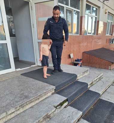 Botoşani: Copil de 4 ani, găsit aproape dezbrăcat pe stradă de poliţişti, după ce a căzut de la etajul 1 / Era dezorientat şi nu ştia să ajungă acasă