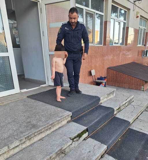Botoşani: Copil de 4 ani, găsit aproape dezbrăcat pe stradă de poliţişti, după ce a căzut de la etajul 1 / Era dezorientat şi nu ştia să ajungă acasă