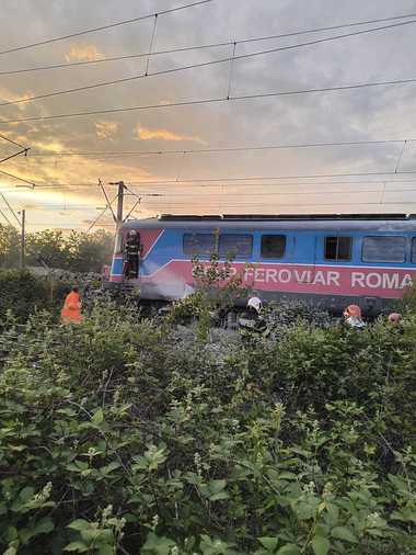 Prahova: Incendiu la locomotiva unui tren cu 36 de vagoane care transportă ţiţei / Locomotiva, oprită sub linii de înaltă tensiune - FOTO