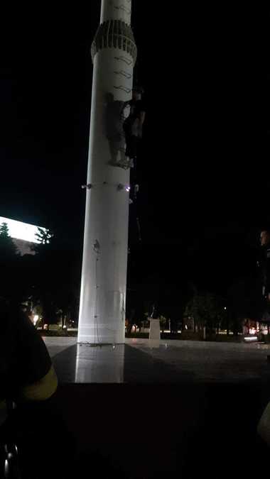 Un bărbat s-a urcat pe stâlpul drapelului dintr-un parc din Iaşi / Pompierii au reuşit să-l determine să coboare
