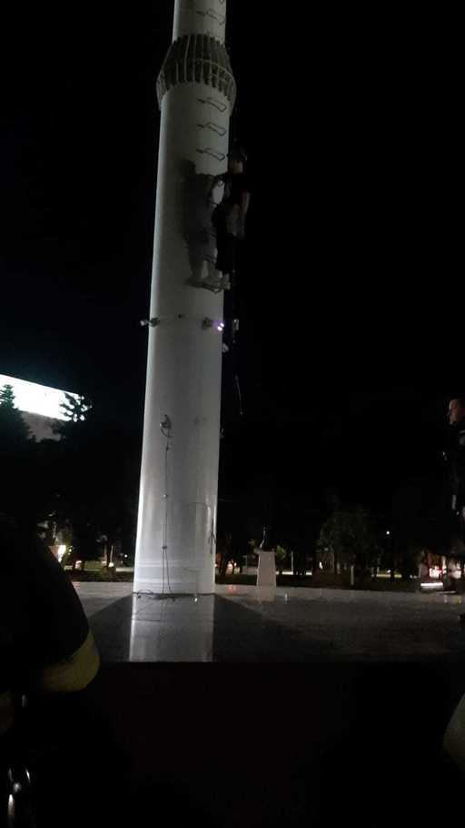Un bărbat s-a urcat pe stâlpul drapelului dintr-un parc din Iaşi / Pompierii au reuşit să-l determine să coboare