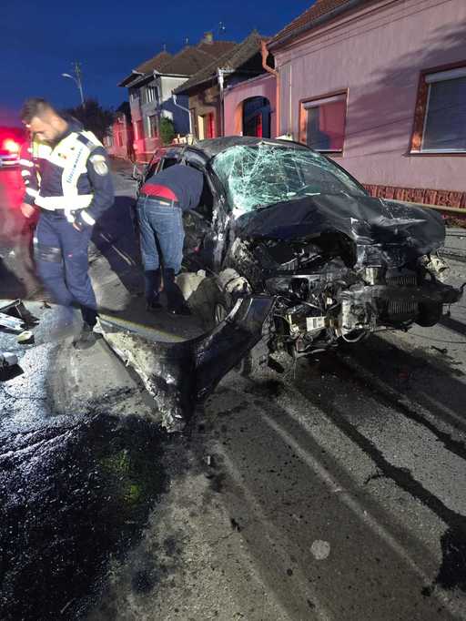 Patru persoane au fost rănite după ce maşina în care se aflau s-a răsturnat, pe o stradă din municipiul Orăştie - FOTO