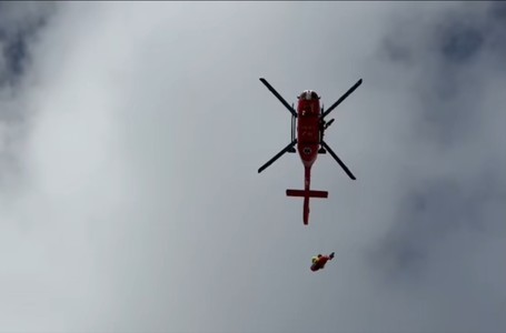 Prahova: Salvamontiştii au intervenit timp 17 ore pentru recuperarea a patru alpinişti rămaşi blocaţi într-o  zonă greu accesibilă - VIDEO