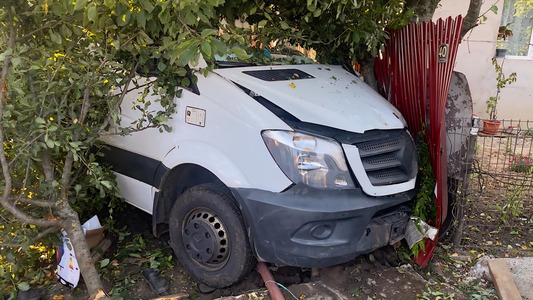 Giurgiu: Trei femei, lovite în faţa unei curţi de un microbuz al cărui şofer a pierdut controlul direcţiei/ Două dintre victime, duse la spital - FOTO