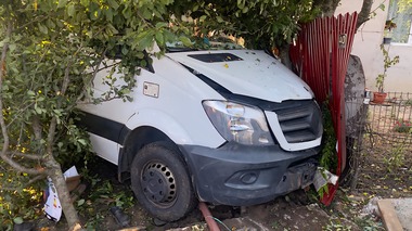 Giurgiu: Trei femei, lovite în faţa unei curţi de un microbuz al cărui şofer a pierdut controlul direcţiei/ Două dintre victime, duse la spital - FOTO