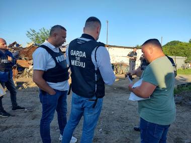 Zeci de percheziţii şi controale în Dâmboviţa, pentru combaterea infracţiunilor de mediu / Acţiunea vizează arderea şi îngroparea ilegală a deşeurilor, colectarea fără autorizaţie a deşeurilor - FOTO
