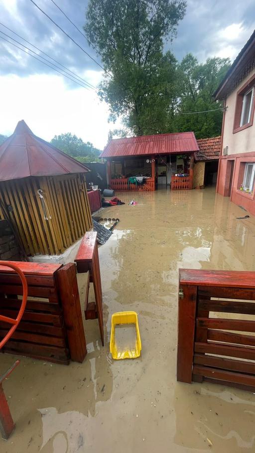 UPDATE - Intervenţii ale pompierilor în vestul Văii Jiului, unde ploile torenţiale au provocat inundaţii / S-au strâns mai mult de 25 de litri de apă pe metrul pătrat / Zona, monitorizată – FOTO / VIDEO
