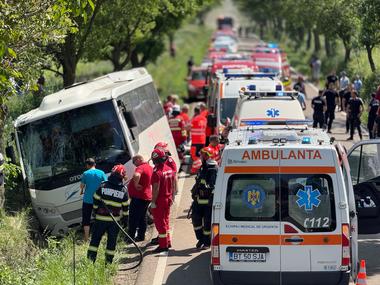 UPDATE - Plan Roşu de Intervenţie în judeţul Botoşani, după ce un autocar cu 12 persoane s-a răsturnat / Un băbat şi o femeie au fost răniţi - FOTO