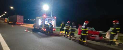 Bihor: O femeie a murit şi alte două persoane au fost rănite după ce un camion şi un autoturism s-au ciocnit, pe DX 16