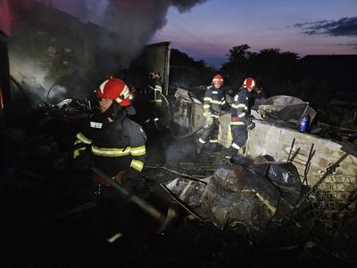 Incendiu puternic la o hală din localitatea Vânători, judeţul Galaţi. Pompierii au intervenit timp de patru ore