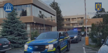 Poliţiştii fac 28 de percheziţii în şapte judeţe şi în Bucureşti, după ce şapte persoane mascate au intrat într-un apartament din Braşov şi i-au agresat pe locatari pentru a realiza tranzacţii cu criptomonede în valoare de aproape 600.000 de dolari
