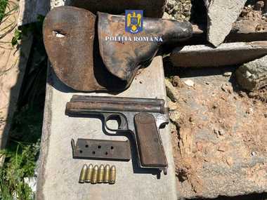Hunedoara: Un pistol semiautomat şi muniţie, găsite în podul unei case la care se fac lucrări de reparaţii