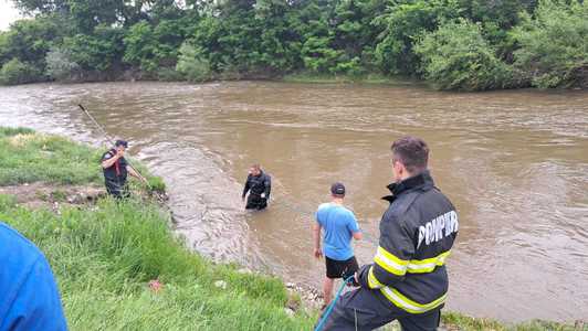 UPDATE - Harghita: Fetiţă de trei ani, căutată de pompieri după ce ar fi căzut în râul Târnava Mare/ Va fi folosit şi un câine de căutare-salvare