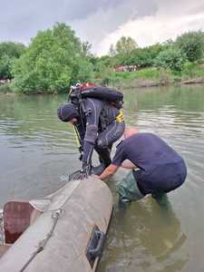 Bihor: Fetiţă înecată în apele Crişului Negru, sub privirile surorii ei. Doi pescari, care au văzut copila plângând, au anunţat autorităţile