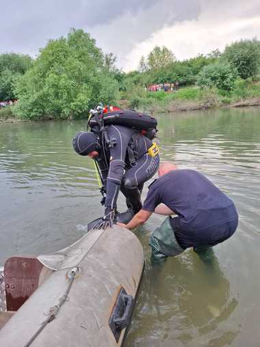 Bihor: Fetiţă înecată în apele Crişului Negru, sub privirile surorii ei. Doi pescari, care au văzut copila plângând, au anunţat autorităţile