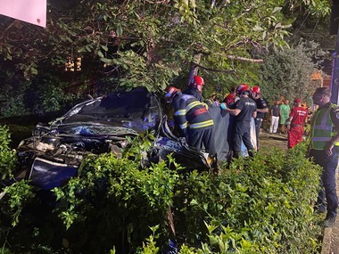 Două autoturisme, implicate într-un accident în municipiul Galaţi/ Tânăr de 21 de ani rămas încarcerat, scos şi resuscitat