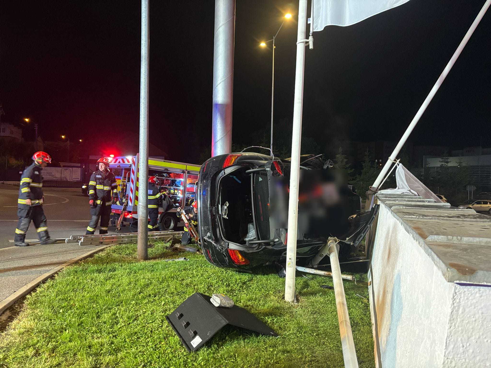 Cluj: Şofer cu permisul suspendat din cauza alcoolului, mort după ce a provocat un grav accident. El nu a văzut un sens giratoriu, iar maşina pe care o conducea s-a răsturnat, oprindu-se în zidul unei benzinării - FOTO