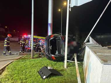 Cluj: Şofer cu permisul suspendat din cauza alcoolului, mort după ce a provocat un grav accident. El nu a văzut un sens giratoriu, iar maşina pe care o conducea s-a răsturnat, oprindu-se în zidul unei benzinării - FOTO